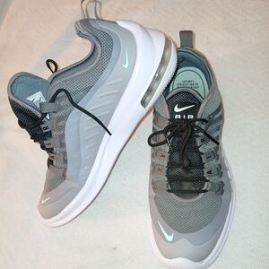 Sz.9 Womens Nike Air Max Axis Sneakers